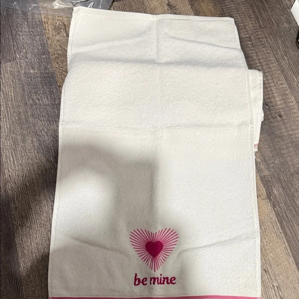 Martha Stewart Set of 2 Pink and White Love hand Towels